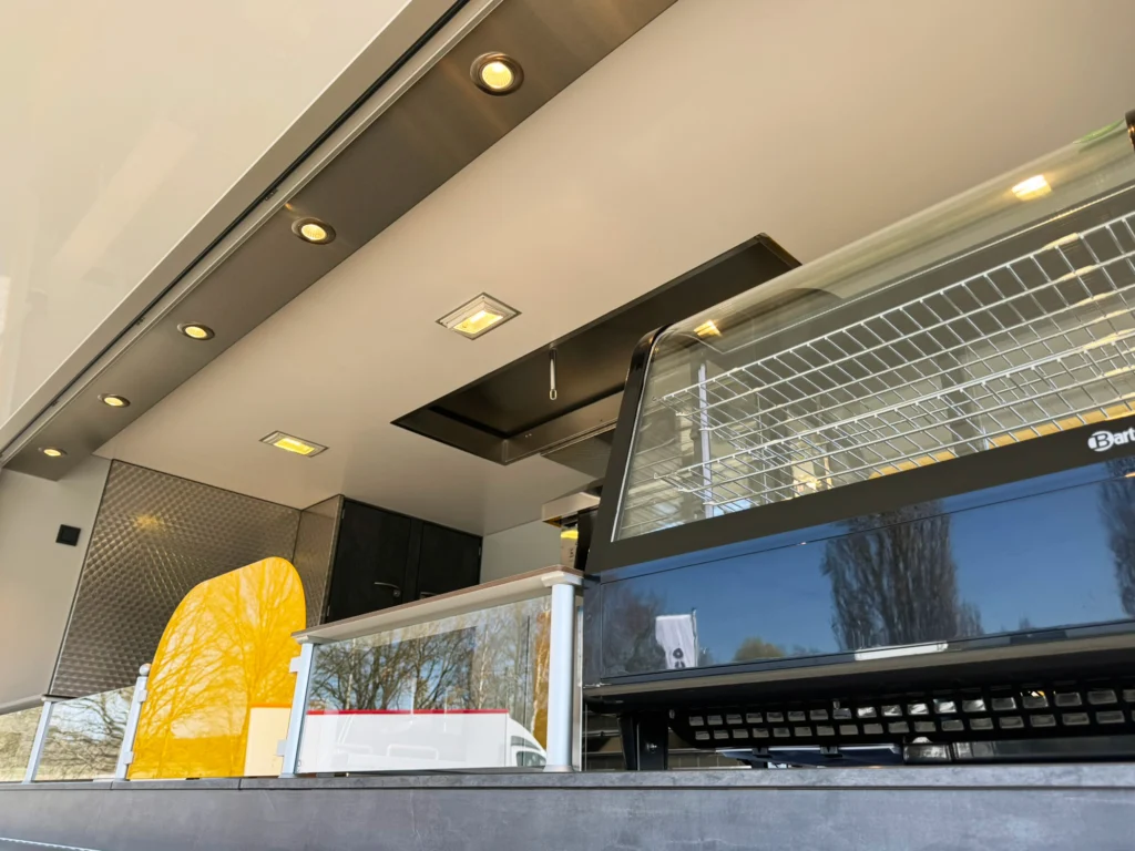 Beleuchtung in einem Hähnchengrillwagen