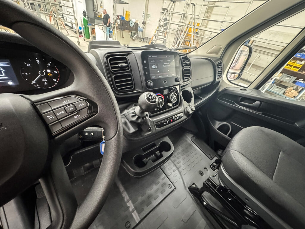 Cockpit eines Fiat Ducato in einem Hähnchengrillwagen