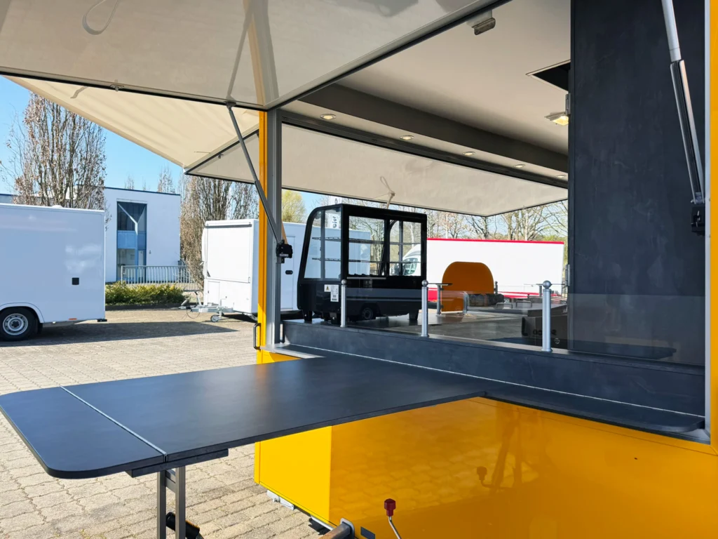 Esstisch in einem Hähnchengrillwagen
