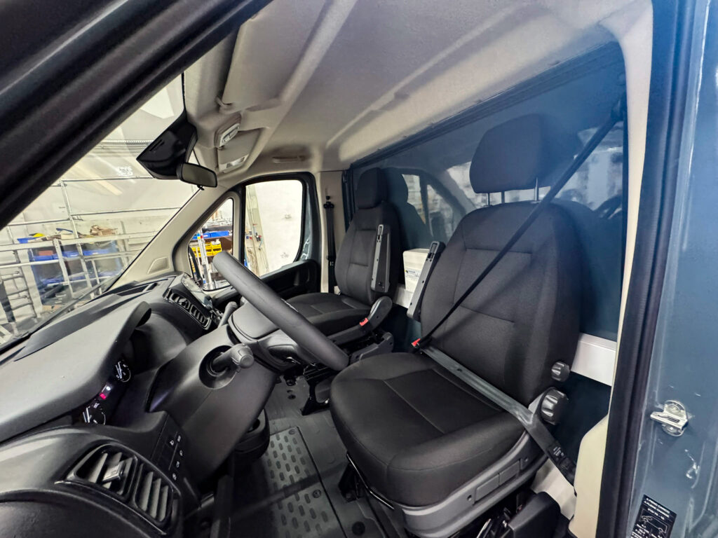 Fahrerhaus Fiat Ducato an einem Hähnchengrillwagen
