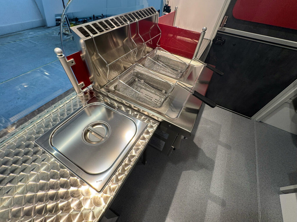 Fritteuse mit Salzwanne in einem Hähnchengrillwagen