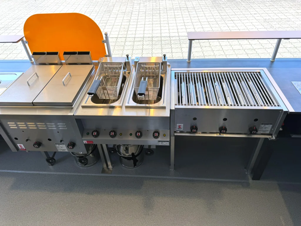 Fritteusen und Bräter in einem Hähnchengrillwagen
