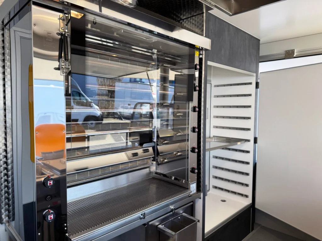 Grill und Spießkühlschrank in einem Hähnchengrillwagen