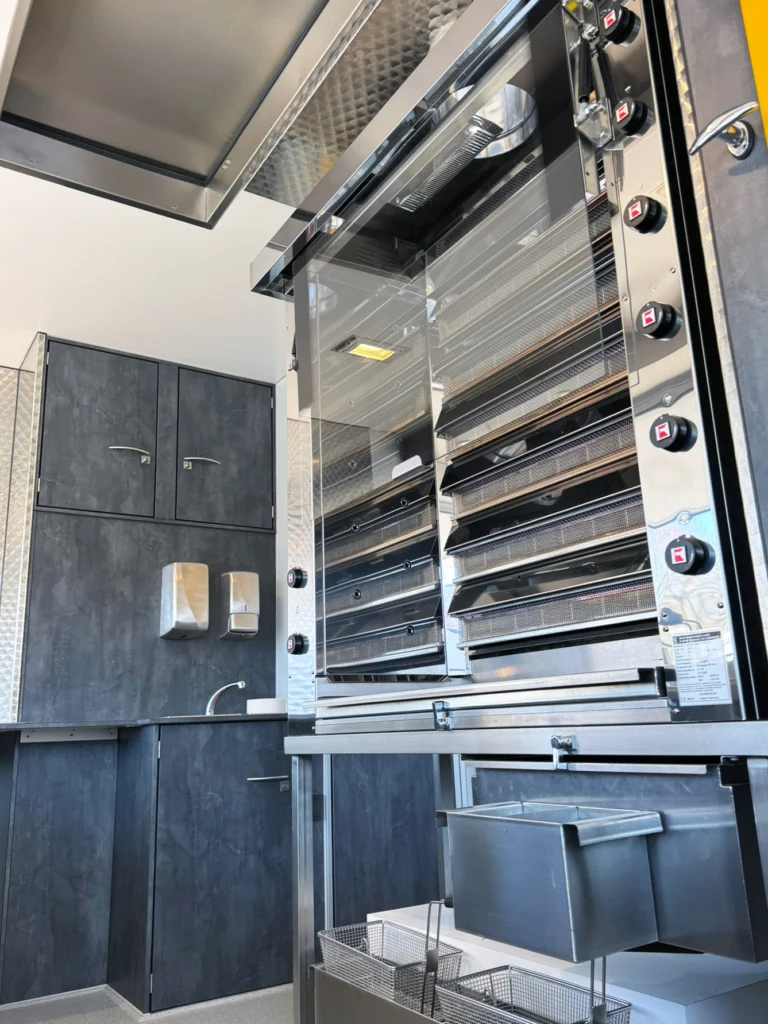 Grillanlage in einem Hähnchengrillwagen