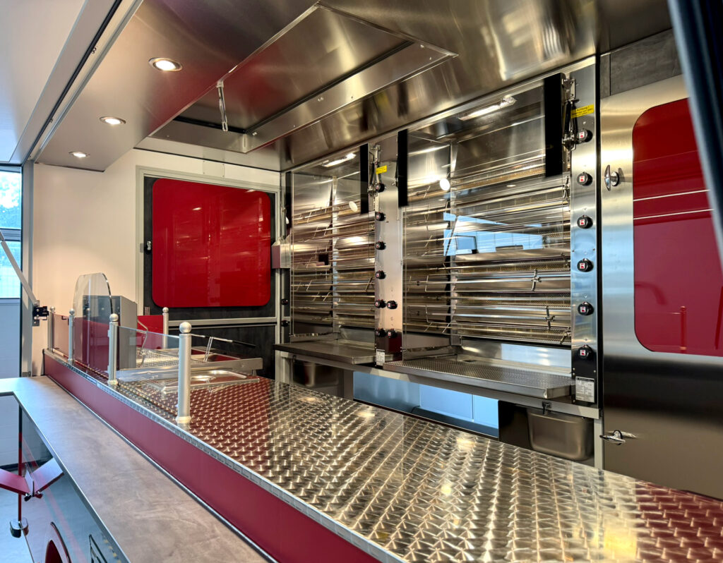 Grillraum eines Hähnchengrillwagens