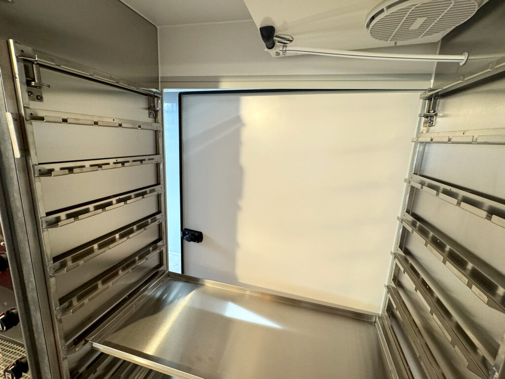 Hähnchengrillwagen mit Außentür im Kühlschrank