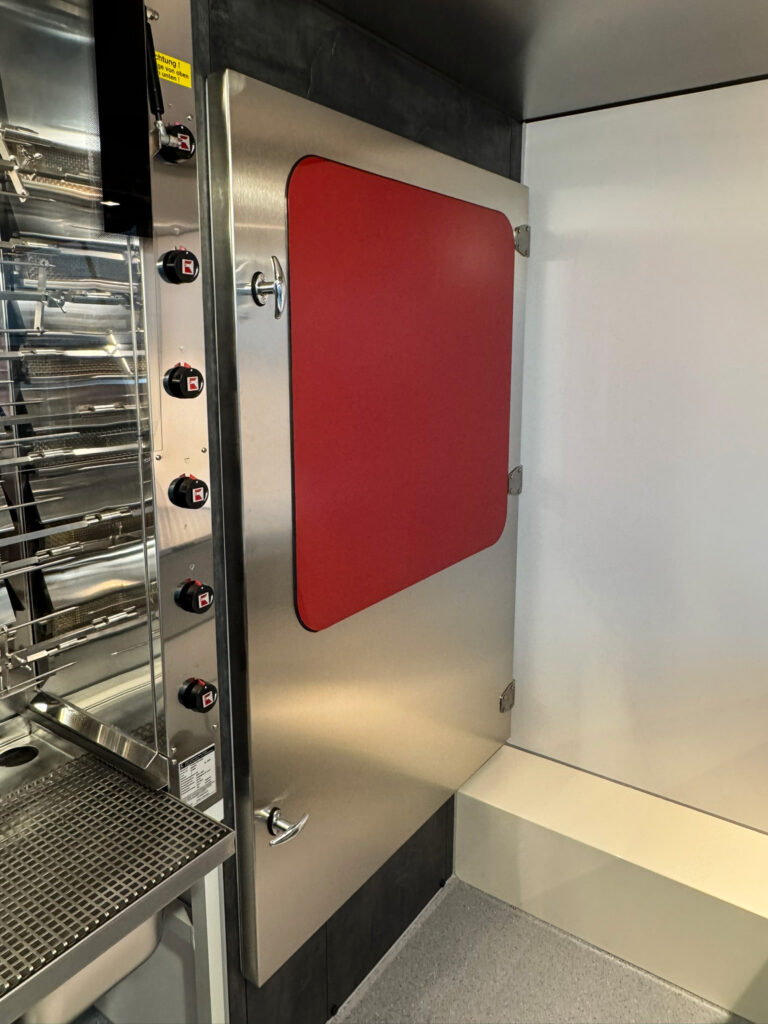 Hähnchengrillwagen mit Edelstahl verkleideter Tür am Kühlschrank