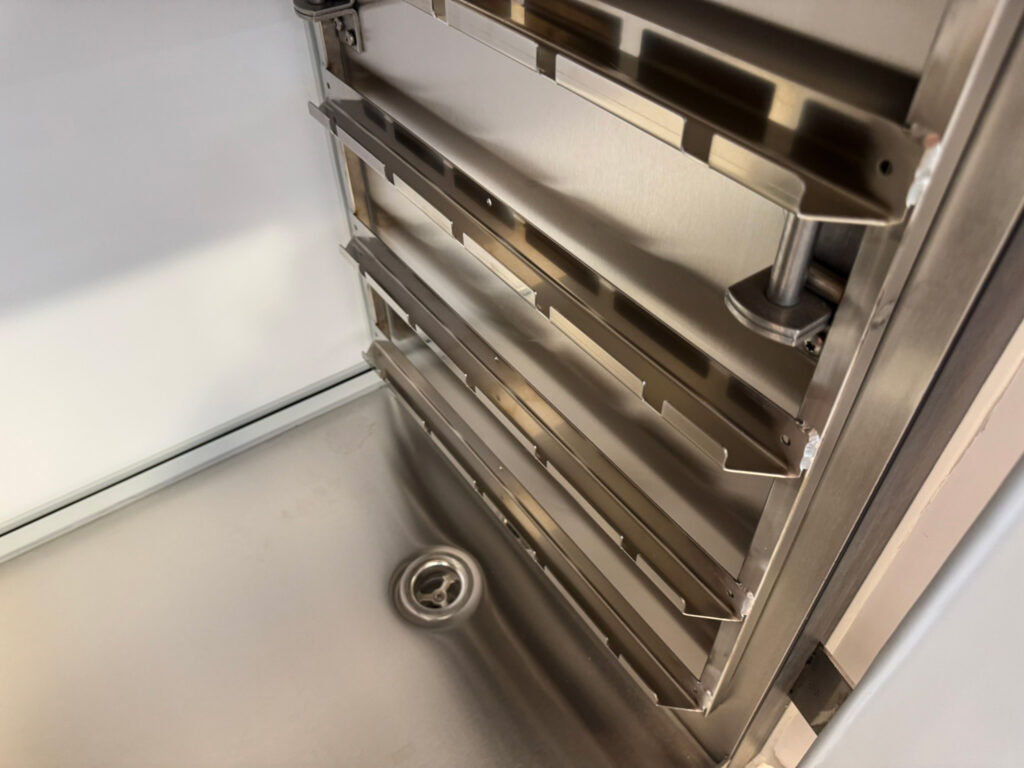 Hähnchengrillwagen mit Edelstahlverkleidung und Abfluss im Kühlschrank