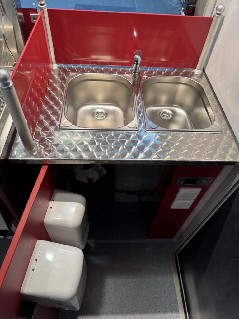 Hähnchengrillwagen mit Hygieneschrank
