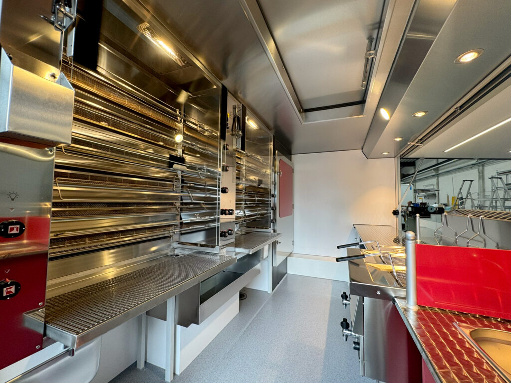 Hähnchengrillwagen mit geräumigem Grillraum
