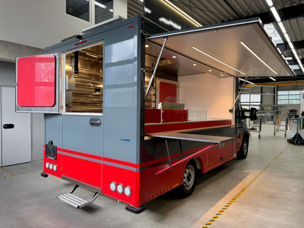 Hähnchengrillwagen mit geteilter Tür und Esstisch