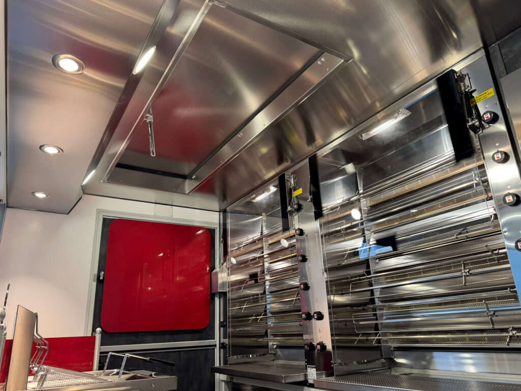 Hähnchengrillwagen mit großem Abzug über der Grillanlage