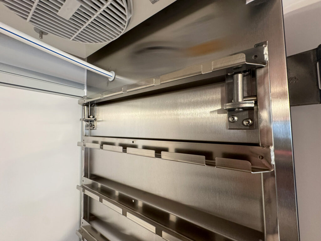 Hähnchengrillwagen mit herausnehmbaren Spießhalterungen