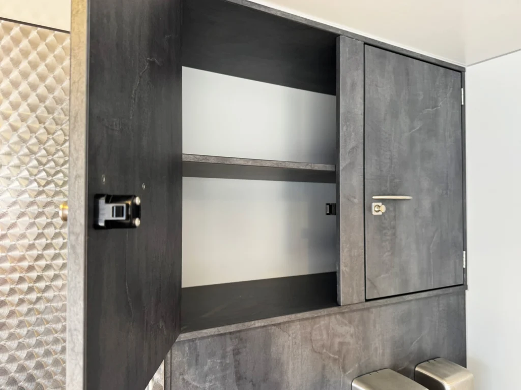 Hängeschrank in einem Hähnchengrillwagen