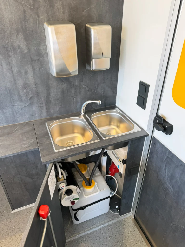 Hygioeneschrank in einem Hähnchengrillwagen