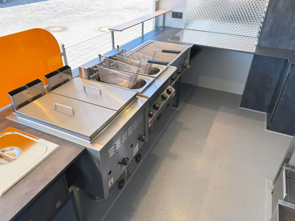 Imbissgeräte und Stellfläche in einem Hähnchengrillwagen