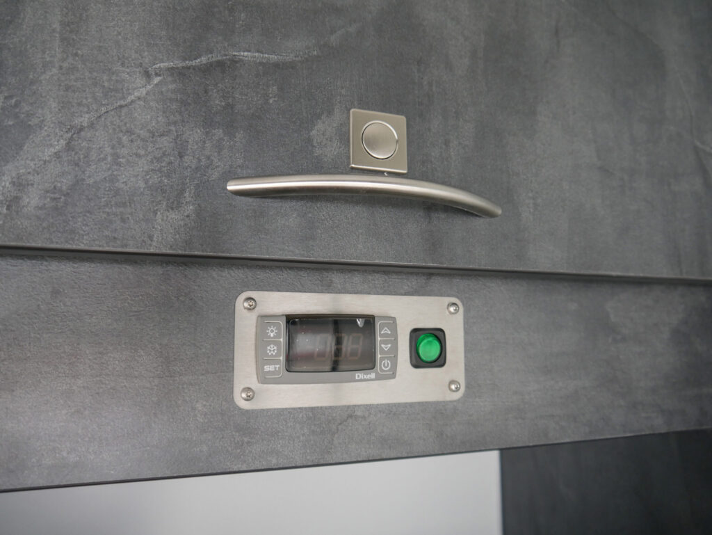 Schrank mit Kühlregelung in einem Verkaufsanhänger