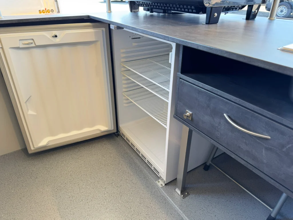 Kühlschrank in einem Hähnchengrillwagen