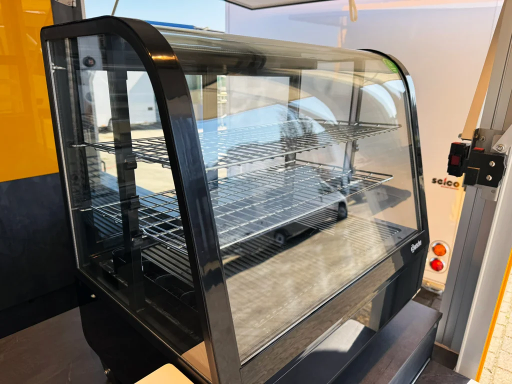 Kühlvitrine in einem Hähnchengrillwagen