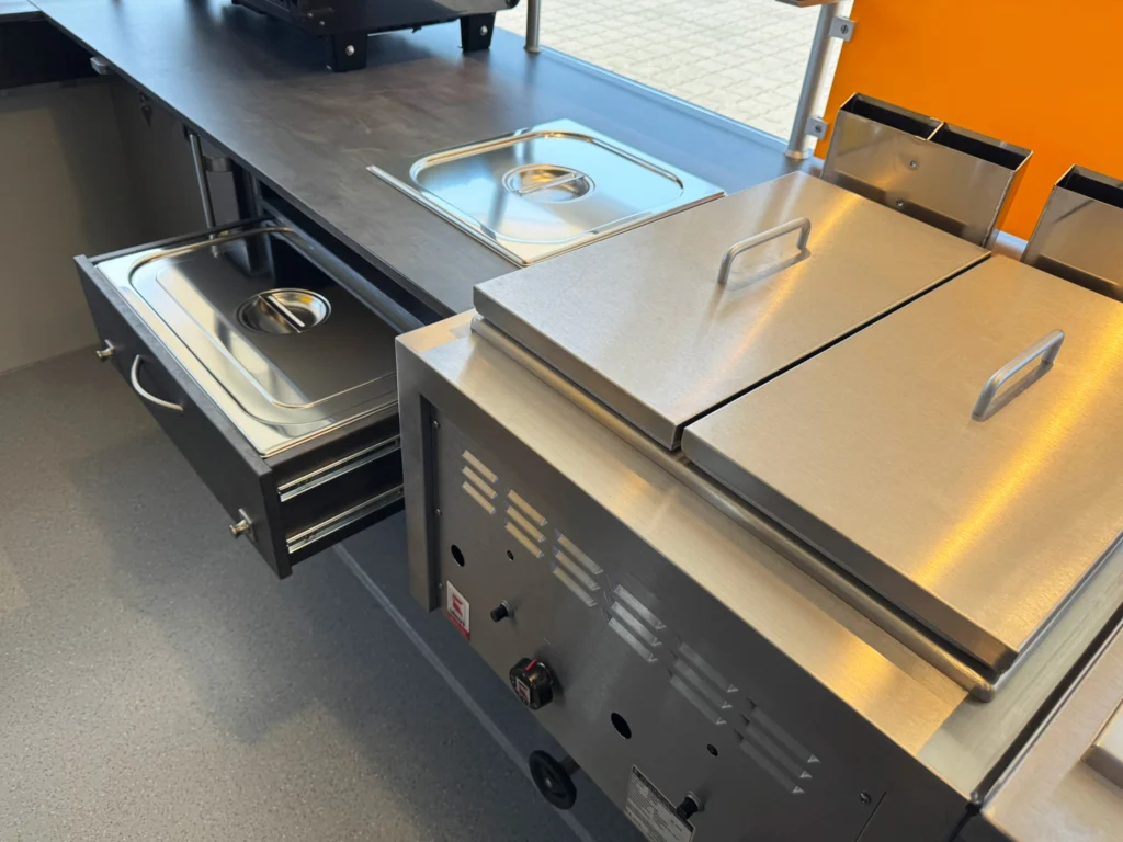 Pommeslager in einem Hähnchengrillwagen