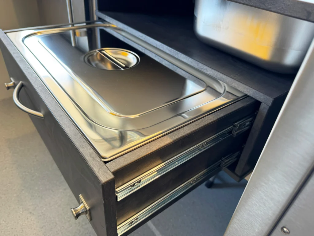Pommesschublade in einem Hähnchengrillwagen
