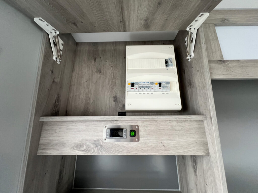 Schalttafel im Hängeschrank in einem Fischverkaufsmobil