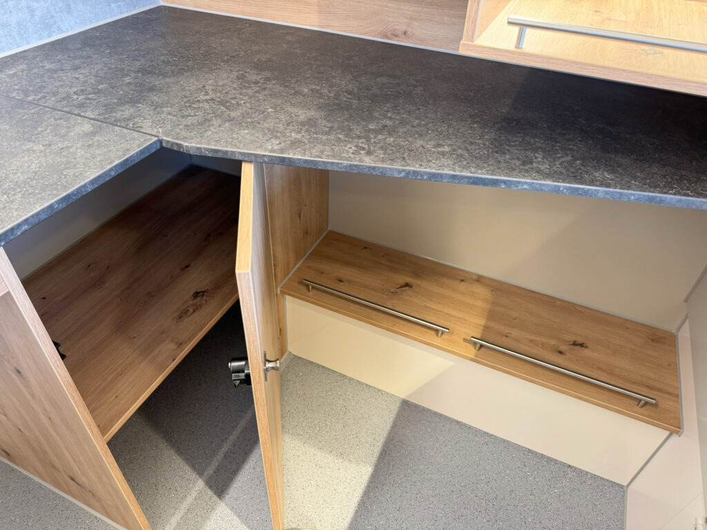 Schrank in einem Verkaufsmobil mit viel Stauraum