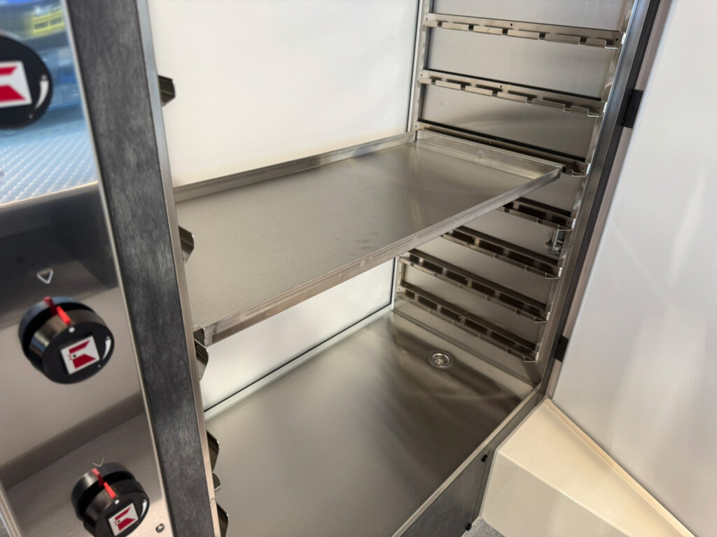 Spießkühlschrank mit Trennung in einem Hähnchengrillwagen