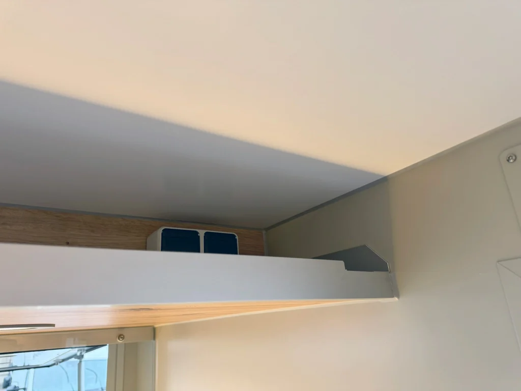 Steckdose über der Theke im Stauraum
