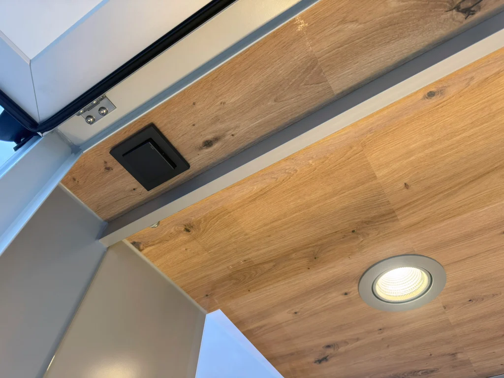 Steckdose vor der Windschutzverglasung für Werbedisplays