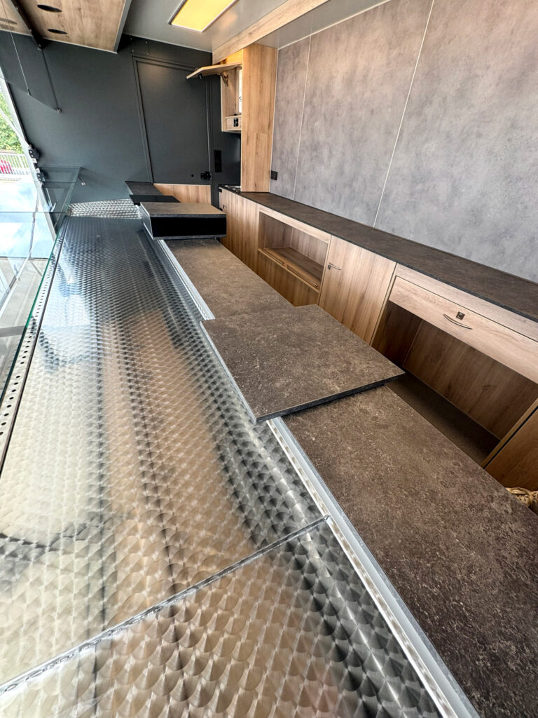 Thekenzubehör in einem Food Truck mit Kühltheke_