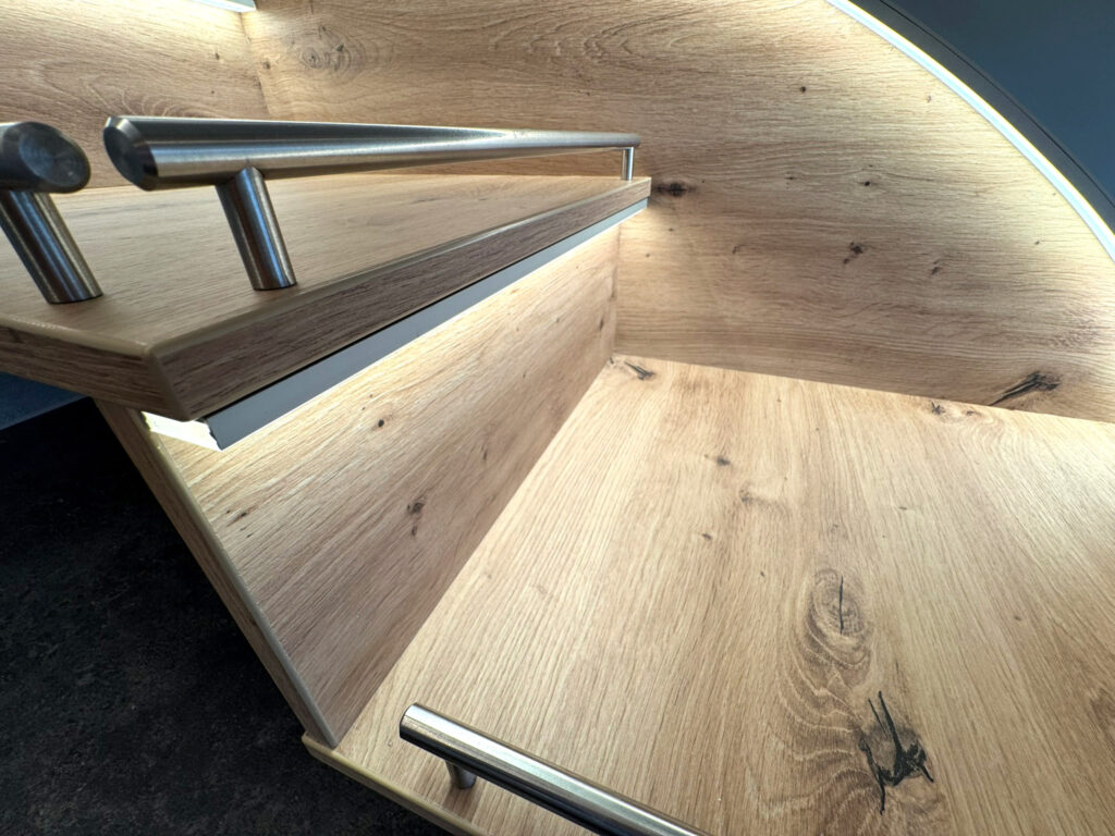 Warenauslage einer Käsetreppe in einem Käseverkaufswagen