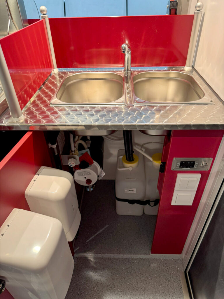 Warmwasserboiler in einem Hähnchengrillwagen