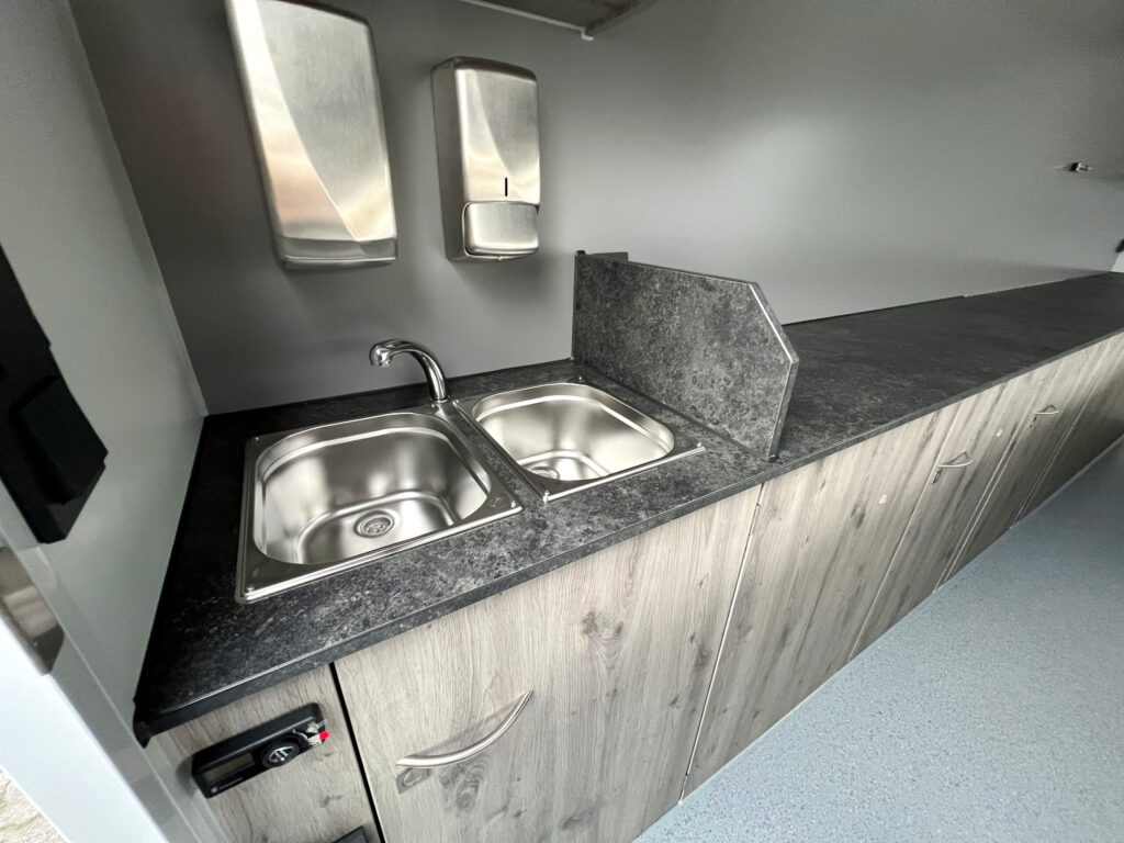 Hygieneschrank in einem Fischverkaufsmobil