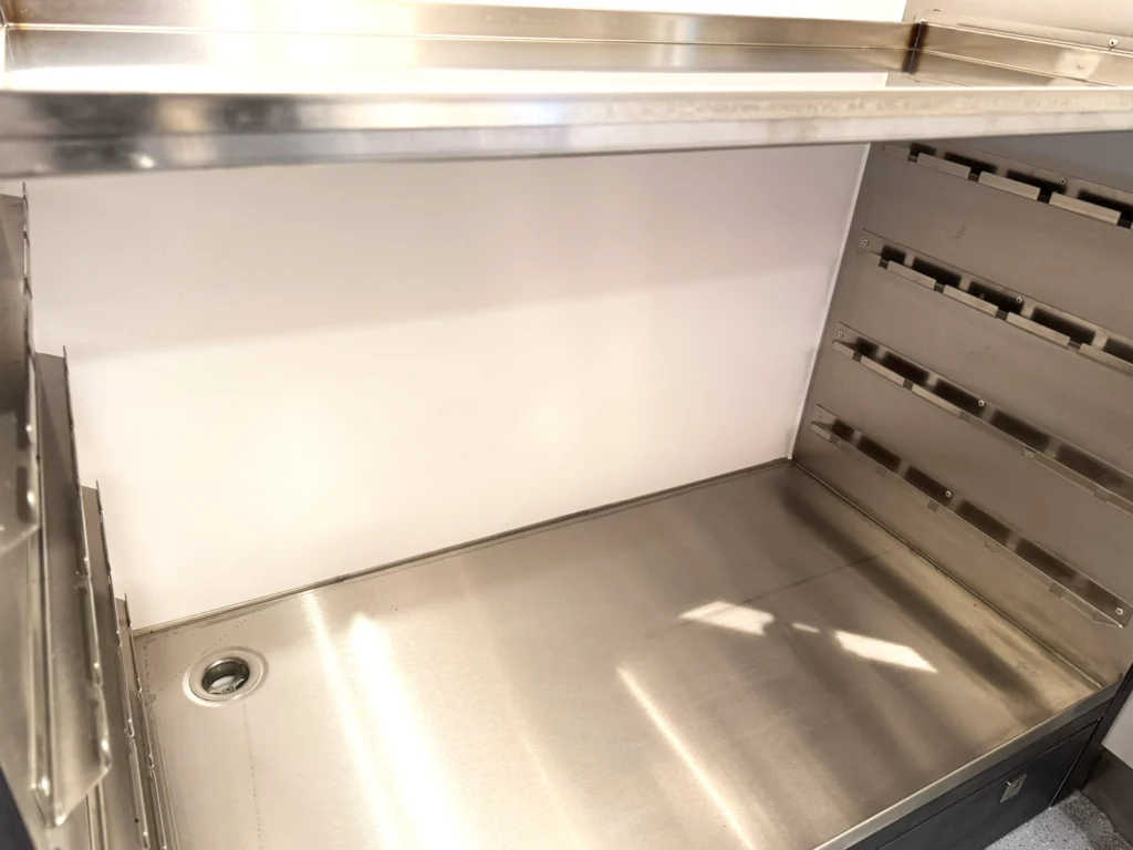 Ablauf in einem Spießkühlschrank eines Hähnchengrillfahrzeugs