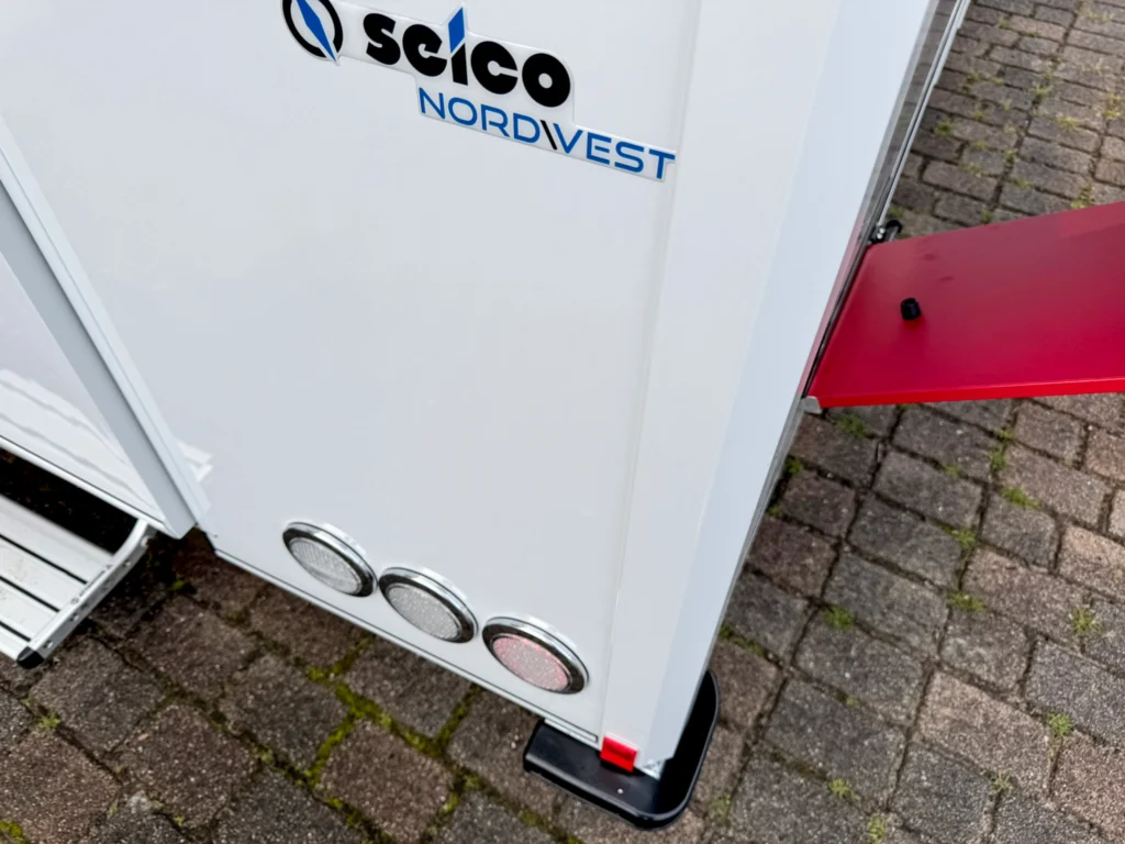 Anfahrschutz am Aufbau eines mobilen Hähnchengrills