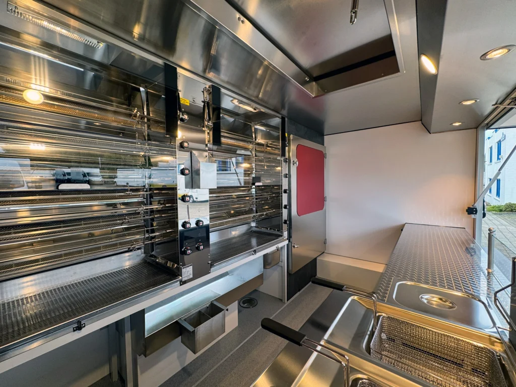 Ansicht auf Doppelgrill und Spießkühlschrank in einem mobilen Hähnchengrill