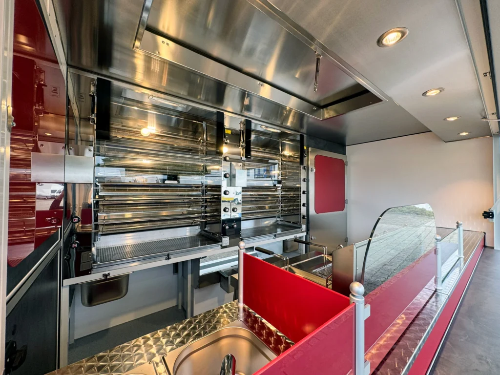 Ansicht auf Grill und Kühlschrank eines mobilen Hähnchengrills