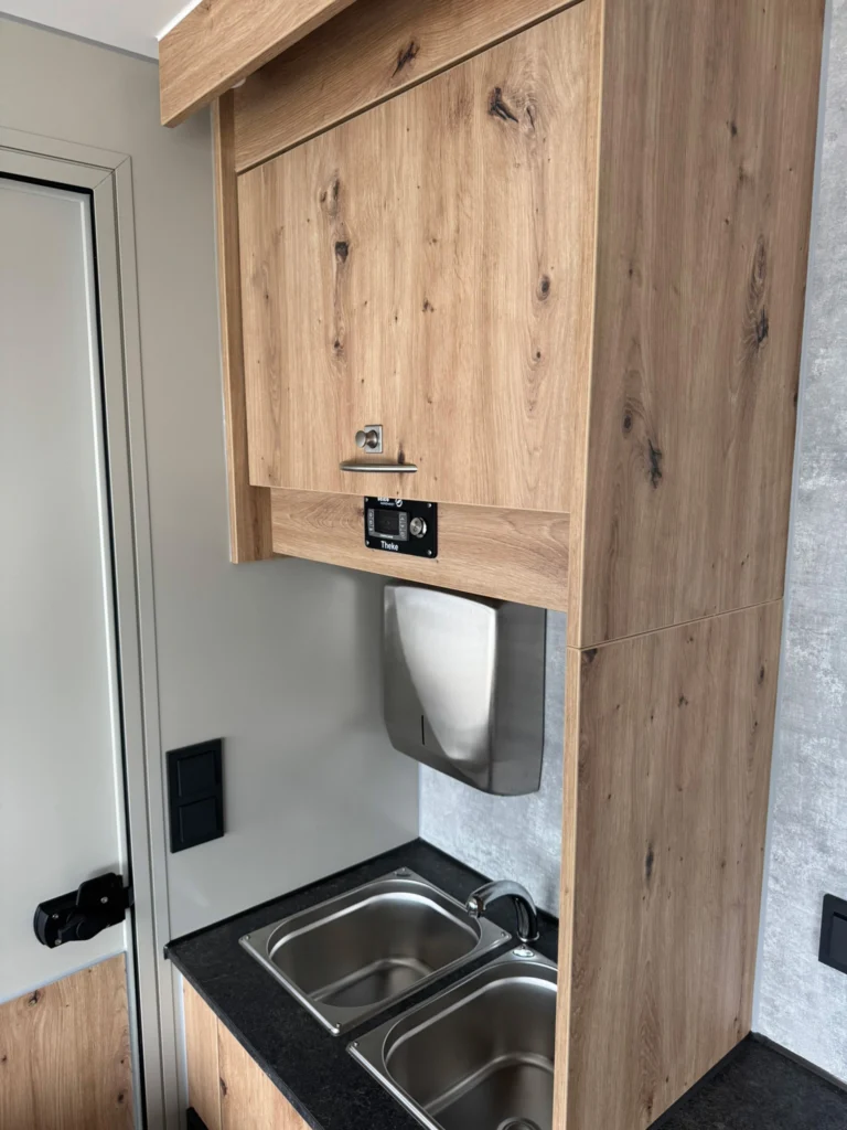 Ansicht auf Hygieneschrank in einem Verkaufsfahrzeug