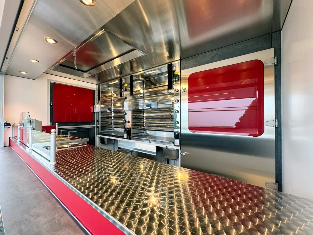 Ansicht in den Grillraum mobiler Hähnchengrill