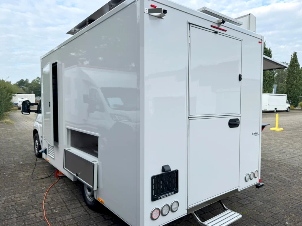 Außenklappe für Spießkühlschrank und Spießschütte im mobilen Hähnchengrill