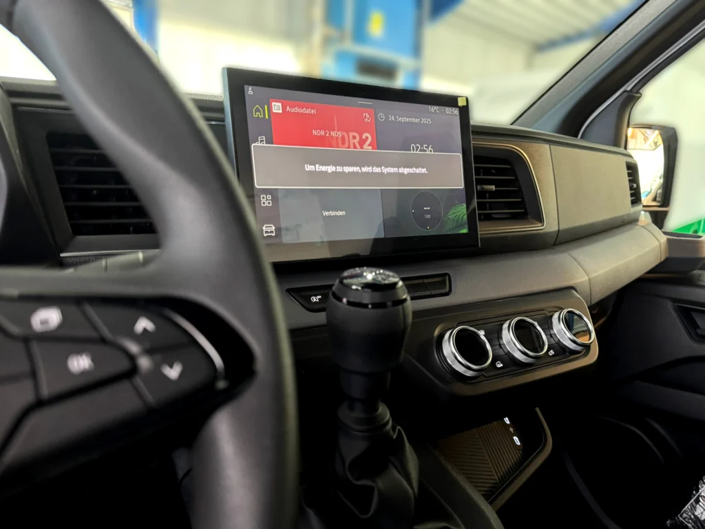 Cockpit mit Navi in einem Hähnchengrillfahrzeug
