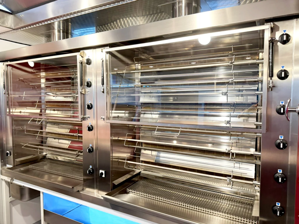 Doppelgrillanlage mit Hitzeschutztür in einem Hähnchengrillfahrzeug
