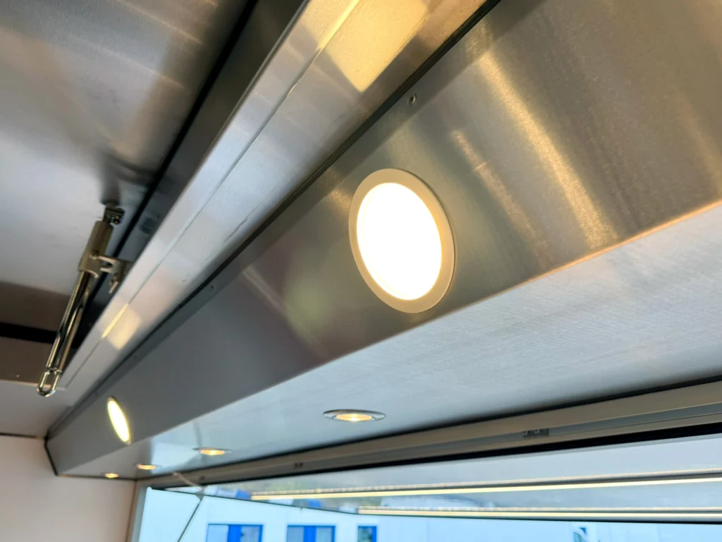 Edelstahl Dachbaum mit LED Ausleuchtung des Verkaufsraums in mobilen Hähnchengrill