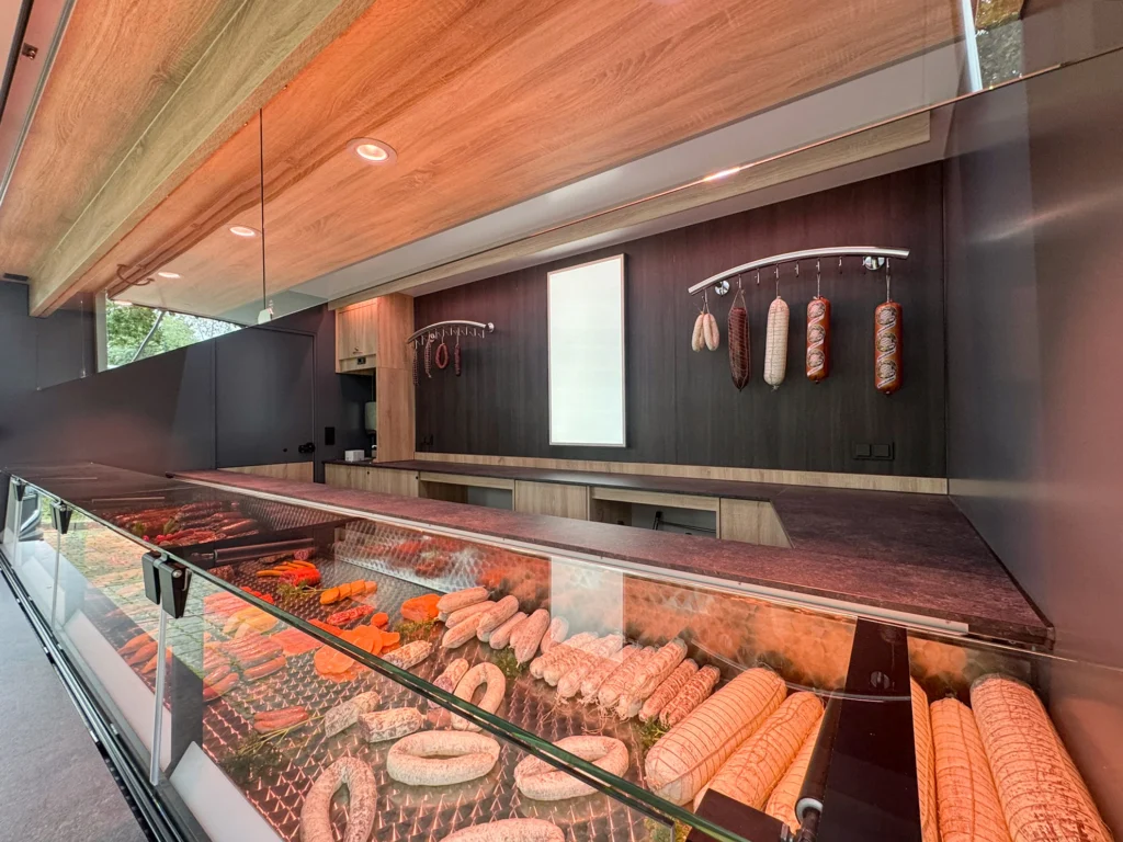 Edelstahl Wurstgehänge in einem Verkaufswagen für Fleisch und Wurstwaren