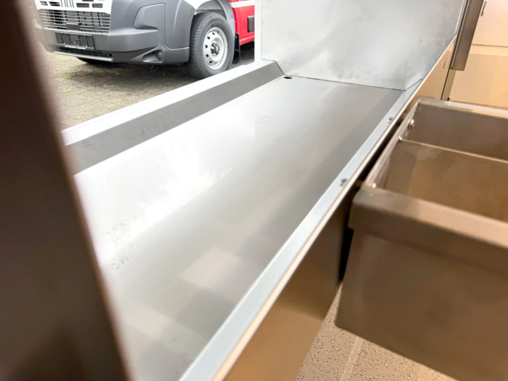 Edestahlauskleidung der Spießschütte in einem mobilen Hähnchengrill
