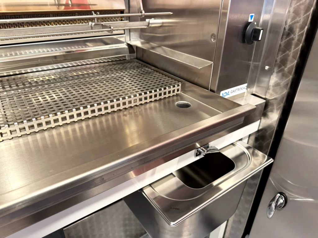 Fettablauf am Grill eines Hähnchengrillfahrzeugs