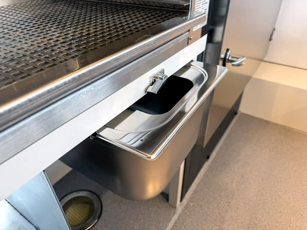 Fettauffangwanne am Hähnchengrill eines mobilen Hähnchengrill
