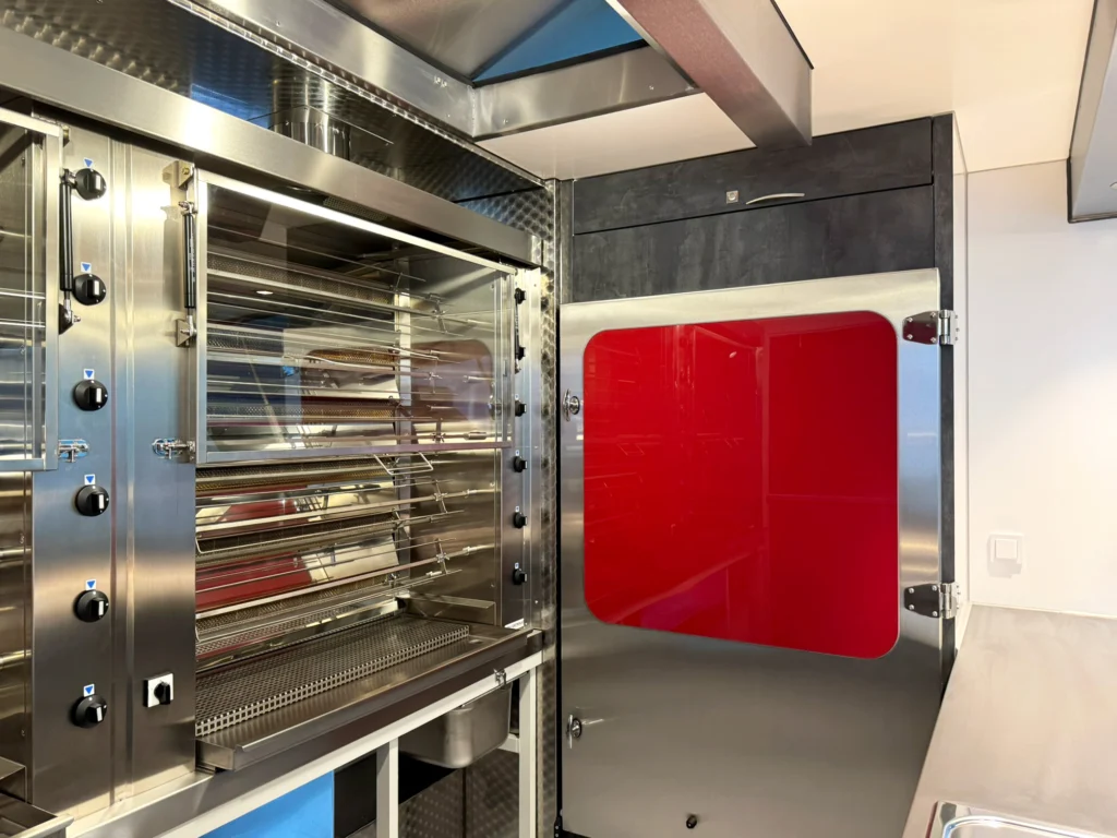 Hähnchengrillfahrzeug mit Dachabzug und Spießkühlschrank