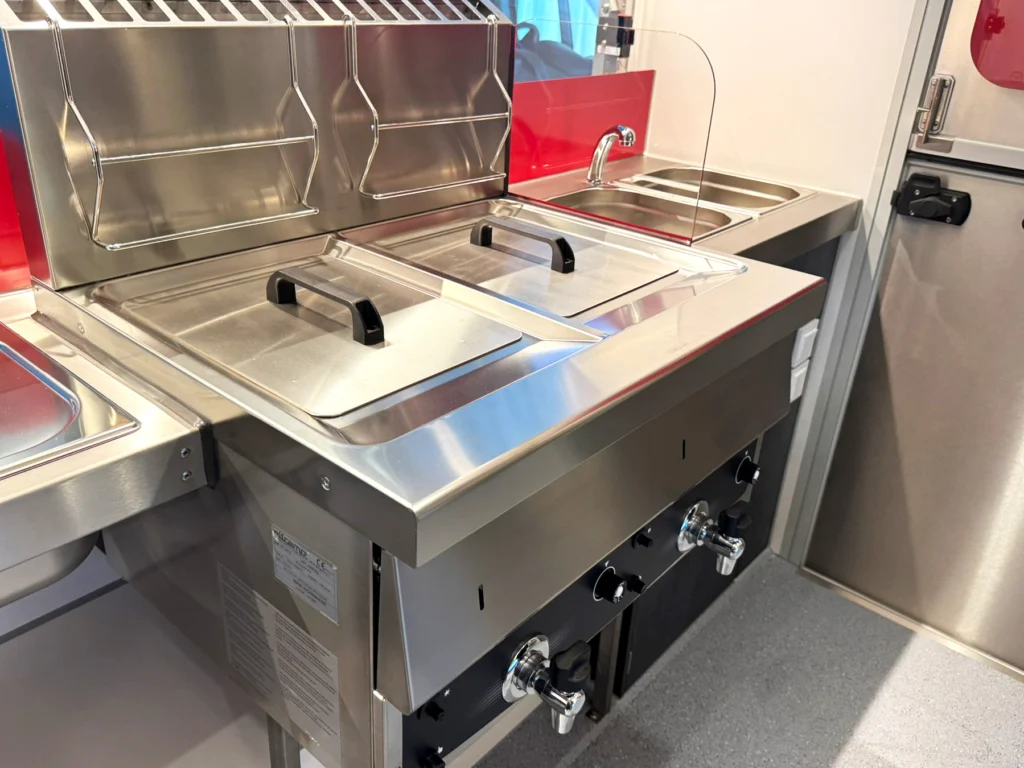 Hähnchengrillfahrzeug mit hochleistungs Zwei-Becken-Fritteuse
